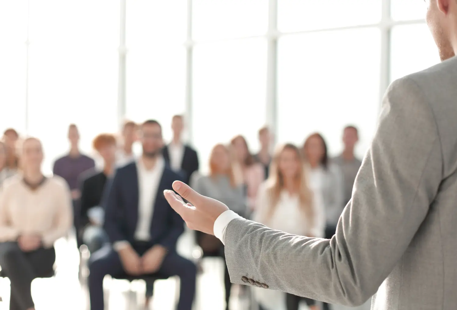 Bild eines Redners bei einem Business-Seminar.