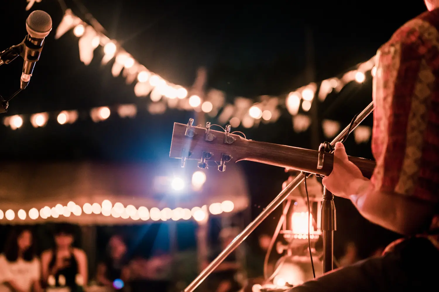 Musiker spielen Gitarre bei Musikfestivals, Lichtshows, Konzerten, Minikonzerten und Musikfestivals.